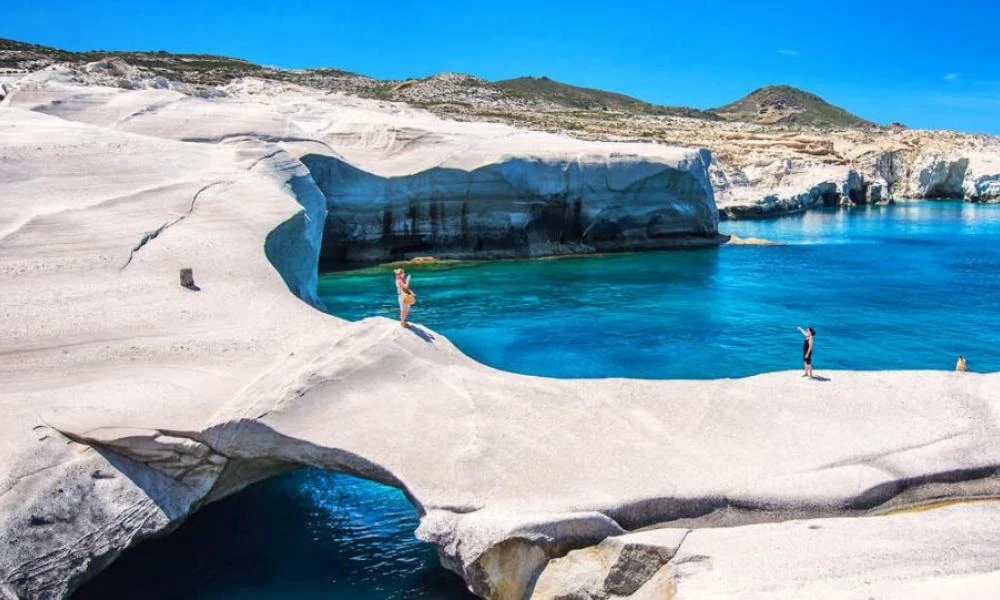 Ιδανικός προορισμός η Μήλος: Εγκώμια από βρετανικά και ινδικά Μέσα για το νήσι